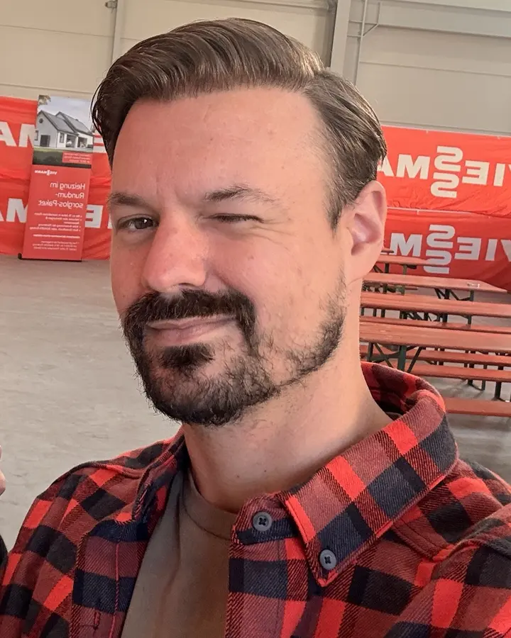 Felix Udo Werner zwinkert beim Kaffee in der Viessmann-Halle
