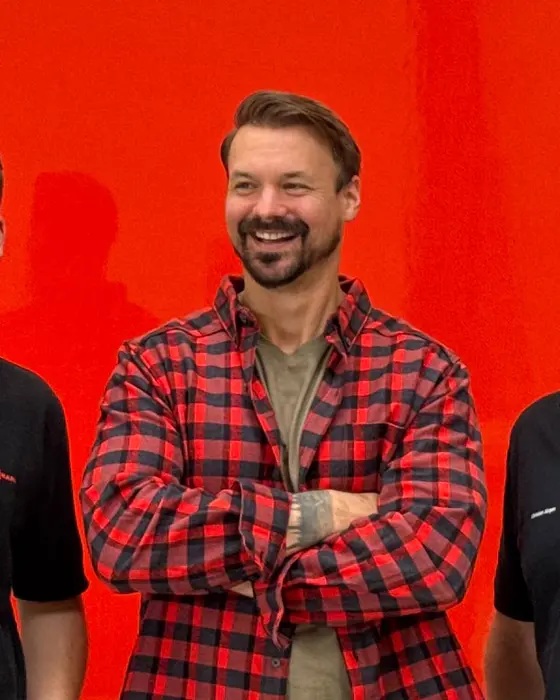 Felix Udo Werner lacht vor dem roten Viessmann-Truck