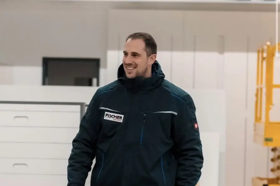 Jens Fischer in Firmenjacke auf dem Betriebsgelände