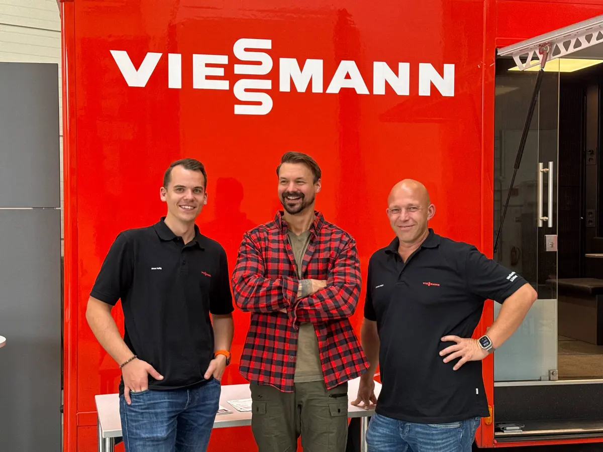 Felix Udo Werner mit zwei Viessmann-Kollegen vor dem roten Viessmann-Truck